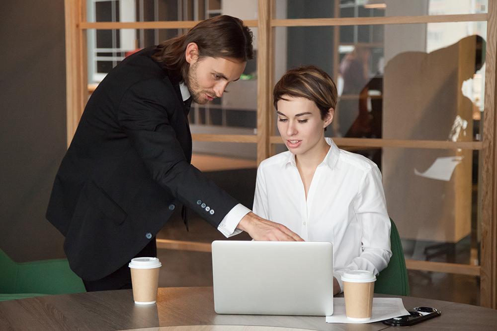 Person-consulting-with-a-club-staff-member Image